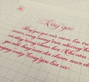 Cô giáo xinh đẹp dạy học sinh viết đẹp như in (saoonline.vn)